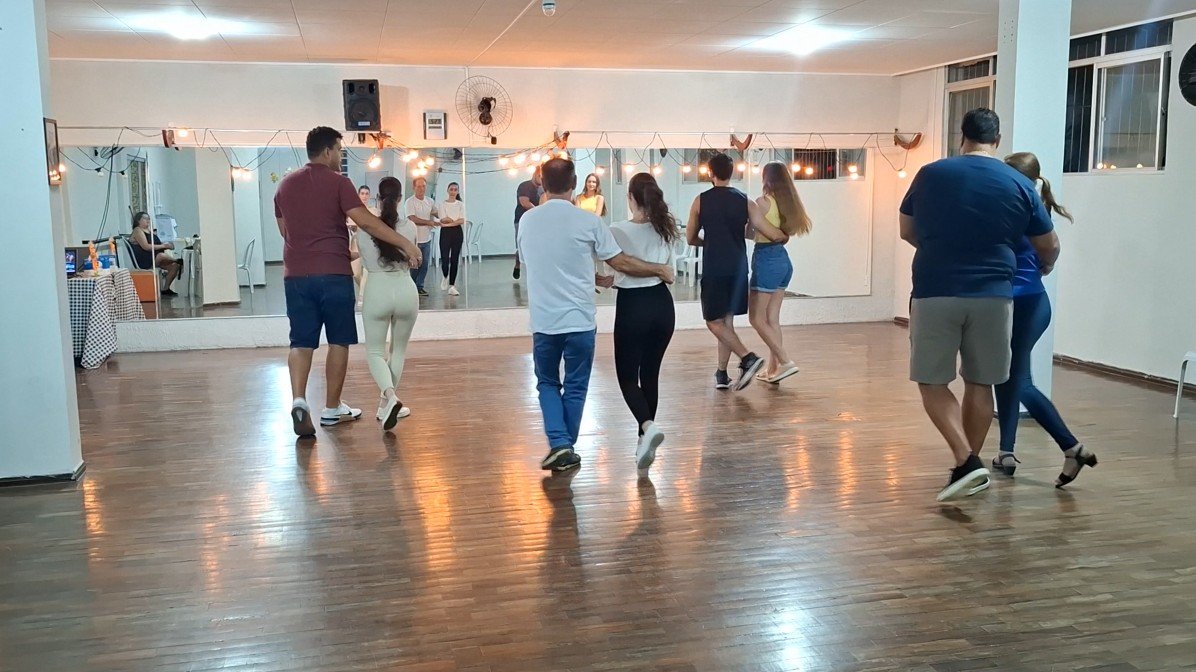 Professora ensinando bolero